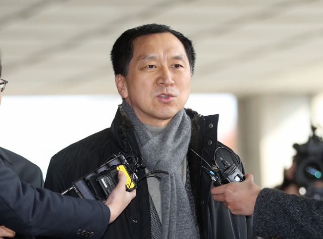 검찰 참고인 조사를 받기 전 취재진과 인터뷰를 하고 있는 김기현 전 울산시장. 연합뉴스