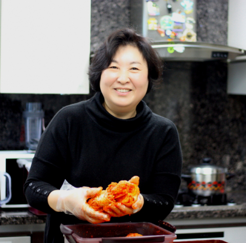 6년째 자비로 김장김치를 담궈 전국의 어려운 이웃들에게 전달하는 손진경 MJ갤러리 대표는