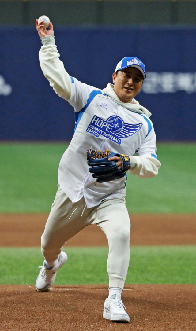 15일 오후 서울 고척스카이돔에서 양준혁야구재단 주최로 열린 2019 희망더하기 자선야구대회 친선 경기에서 안정환이 시구를 하고 있다. 연합뉴스