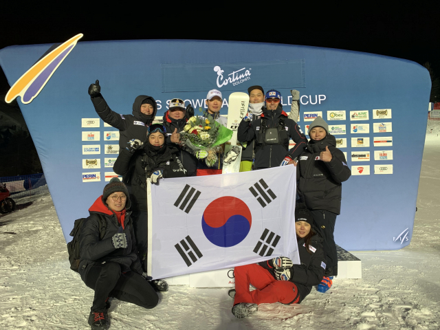 이상호가 15일 이탈리아 코르티나담페초에서 열린 2019-2020시즌 FIS 스노보드 월드컵 남자 평행 대회전 경기에서 출전 선수 67명 중 2위에 올랐다. 이상호가 FIS 월드컵 대회에서 메달을 딴 것은 2017년 3월 터키 대회 은메달, 올해 2월 강원도 평창 대회 동메달에 이어 이번이 세 번째다. 사진은 시상대 앞에서 기념 촬영을 한 한국 스노보드 대표팀. 연합뉴스