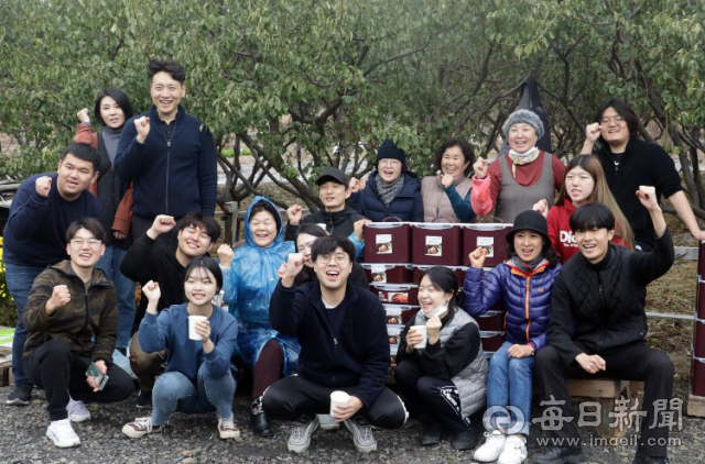 손 씨가 지난달 17일 김장을 하고 있다. 6년째 이어지는 선행에 입소문이 나 자발적으로 김장을 도우러 오는 이들도 해마다 늘고 있다. 올해 손 씨 부부는 15일 현재까지 전국 270여 곳의 기관과 이웃들에게 김치를 보냈다. 손진경 씨 제공.