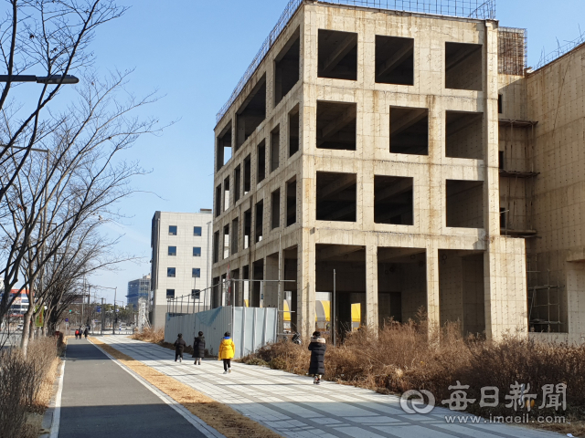 공사가 중단된 채 방치된 건물 바로 옆으로 어린이들이 지나다니고 있다. 윤영민 기자