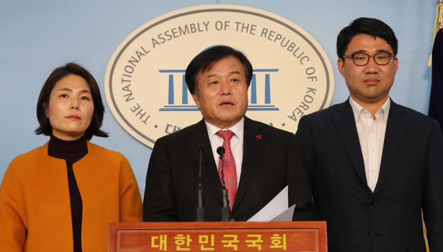자유한국당 총선기획단 총괄팀장인 이진복 의원(가운데)와 전희경 의원(왼쪽)이 지난 11일 오전 서울 여의도 국회 정론관에서 한국당 총선기획단이 입시·채용·병역·국적 4대 분야 부적격자 배제 등 3가지 공천 부적격 판단 기준을 마련했다고 브리핑하고 있다. 연합뉴스