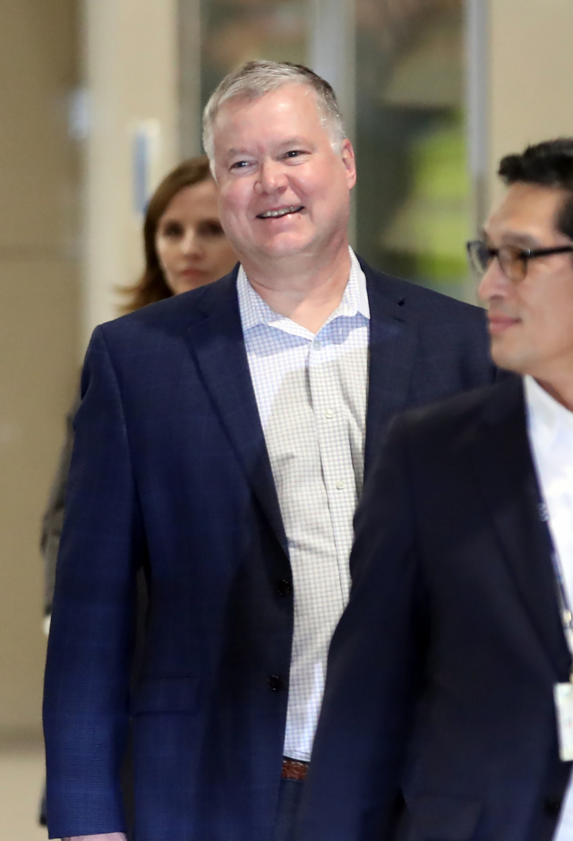 미국 국무부 대북 특별대표인 스티븐 비건 국무부 부장관 지명자가 15일 오후 인천국제공항 2터미널을 통해 입국하고 있다. 연합뉴스