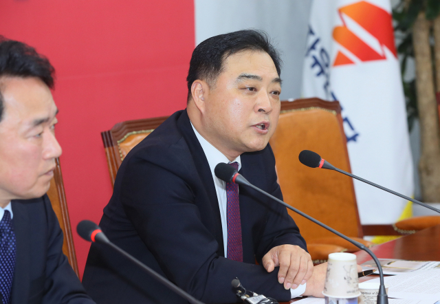 지성우 교수 성균관대 법학전문대학원 교수(오른쪽)가 15일 국회에서 자유한국당 주도로 열린 기자간담회에서 