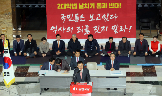 자유한국당 황교안 대표가 15일 국회 로텐더홀 농성장에서 열린 