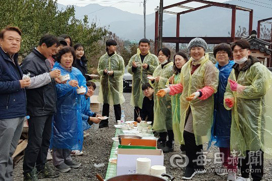 손진경(오른쪽에서 세 번째) 씨가 지난달 17일 김장을 하고 있다. 6년째 이어지는 선행에 입소문이 나 자발적으로 김장을 도우러 오는 이들도 해마다 늘고 있다. 올해 손 씨 부부는 15일 현재까지 전국 270여 곳의 기관과 이웃들에게 김치를 보냈다. 손진경 씨 제공.