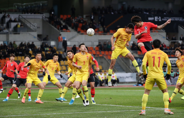 15일 오후 부산아시아드주경기장에서 열린 2019 동아시안컵 남자부 한국과 중국의 경기. 대한민국 김민재가 헤딩골을 넣고 있다. 연합뉴스