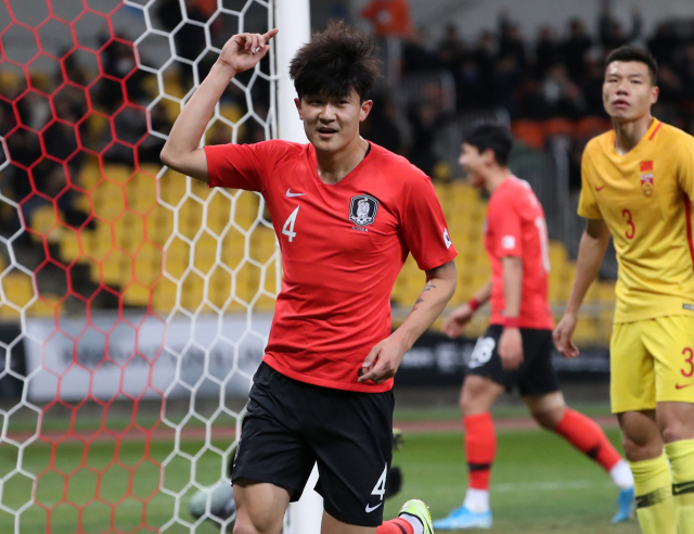 15일 오후 부산아시아드주경기장에서 열린 2019 동아시안컵 남자부 한국과 중국의 경기. 대한민국 김민재가 헤딩골을 넣은 후 기뻐하고 있다. 연합뉴스