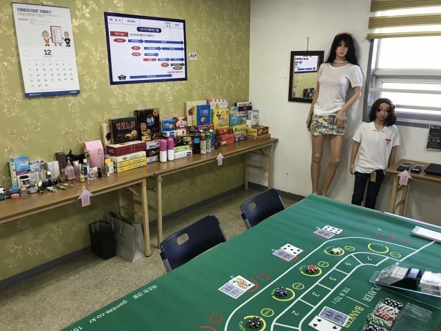 대동병원의 조건반사제어법 유사단계 치료실 내부. 환자가 실제 중독과 관련된 자극 물건을 보면 조건반사적으로 충동이 증가하지만 보상이 따라오지 않기 때문에 점차적으로 욕구는 줄어든다.