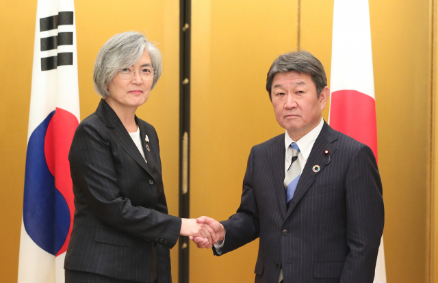 지난 11월 23일 주요 20개국(G20) 외교장관회의에 참석한 강경화 외교부 장관과 만난 모테기 도시미쓰 일본 외무상. 연합뉴스