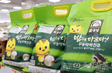 안동농협이 출시하고 있는 백진주쌀 포장에 엄마까투리 캐릭터를 활용했다. 안동시 제공