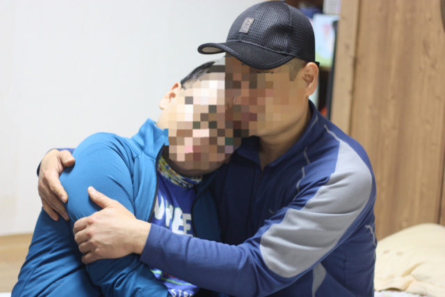 네 살부터 만성육아종을 앓아온 진우(가명·17)는 골수이식 실패로 눈이 멀어버렸다. 그런 진우를 보고 아빠는 평생 아들의 눈이 되겠다고 다짐했지만 목전에 닥친 생활고로 눈앞이 깜깜하기만 하다. 이주형 기자.