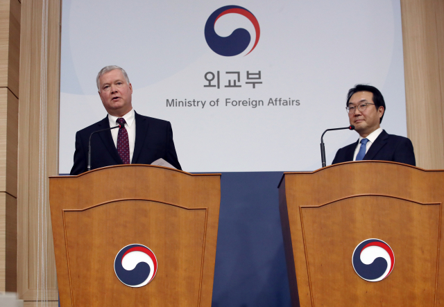 스티븐 비건 미 국무부 특별대표가 16일 오전 서울 종로구 외교부 청사에서 이도훈 외교부 한반도평화교섭본부장과 북핵 수석대표협의를 가진 뒤 열린 약식 회견에서 발언을 하고 있다. 연합뉴스
