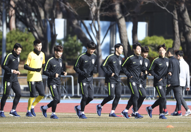 한국 남자 축구 대표팀이 16일 부산아시아드 보조경기장에서 2019 동아시아축구연맹(EAFF) E-1 챔피언십에 대비한 훈련을 하고 있다. 대표팀은 18일 오후 7시 30분 부산아시아드 주 경기장에서 열리는 