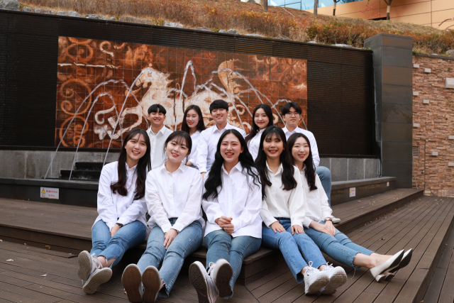 영남이공대 학생들이 학교 내 천마도 앞에서 포즈를 취하고 있다. 영남이공대 제공