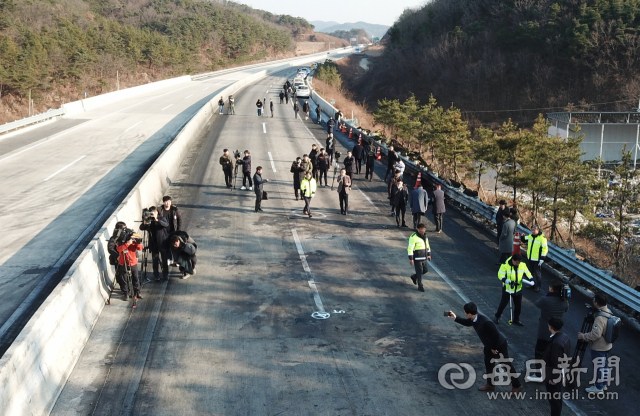 35명의 사상자가 발생한 상주-영천고속도로 차량 연쇄 추돌 현장에서 16일 경찰이 차량 통행을 일시 차단한 채 사고 원인과 도로관리 회사의 안전조치 여부 등을 조사하고 있다. 우태욱 기자 woo@imaeil.com