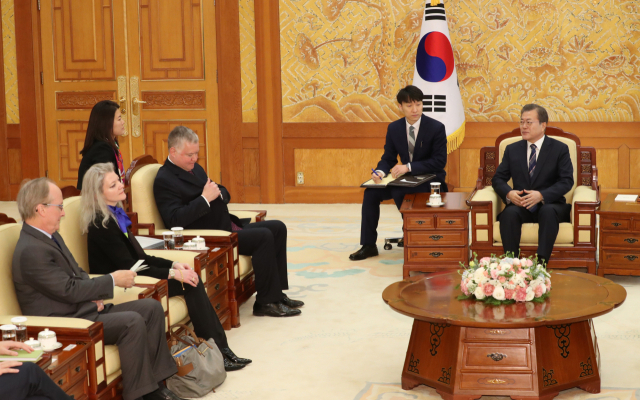 문재인 대통령이 16일 오전 청와대에서 방한 중인 스티븐 비건 미 국무부 대북정책 특별대표를 접견하고 있다. 왼쪽부터 로버트 랩슨 주한미대사 대리, 앨리슨 후커 백악관 국가안보회의(NSC) 한반도 보좌관, 비건 미 국무부 대북정책 특별대표, 통역, 문 대통령. 연합뉴스