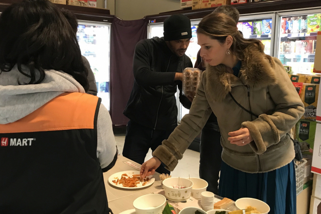 영국 런던시민들이 현지 마트에서 상주곶감을 맛보고 있다. 상주시 제공