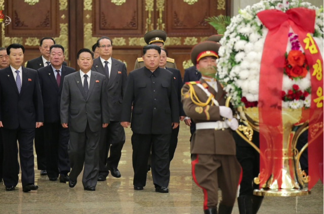 김정은 북한 국무위원장이 김정일 국방위원장의 8주기를 맞아 금수산태양궁전을 참배했다고 조선중앙TV가 17일 보도했다. 앞줄 왼쪽부터 김재룡 내각총리, 최룡해 국무위원회 제1부위원장, 김정은. 연합뉴스