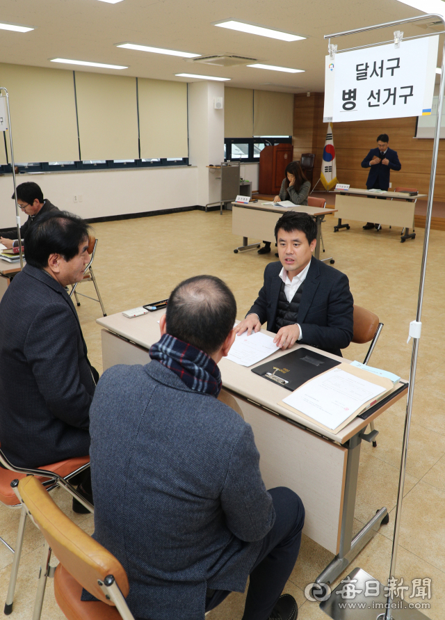 제21대 국회의원선거 예비후보자 등록 첫날인 17일 대구 달서구 선거관리위원회에서 한 예비후보자 대리인이 관련 서류를 제출하고 있다. 성일권 기자 sungig@imaeil.com