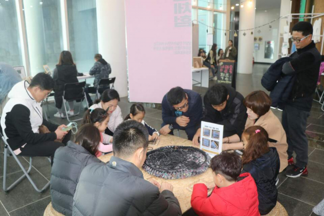 포항 연오랑세오녀 테마공원 전시관에서 포항시민들이 