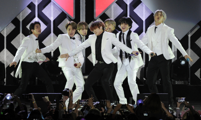 그룹 방탄소년단(BTS)이 6일(현지시간) 미국 캘리포니아 주 잉글우드 더 포럼에서 열린 미 현지 라디오 키스 에프엠(KIIS FM)의 음악 축제 