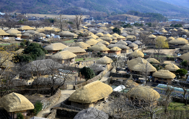 조선시대로 순간 이동을 한 듯한 느낌의 낙안읍성의 모습. 겨울임에도 관람객들의 발길이 이어지고 있는 유네스코 세계문화유산 등재 예정지다. 이채근 기자 mincho@imaeil.com