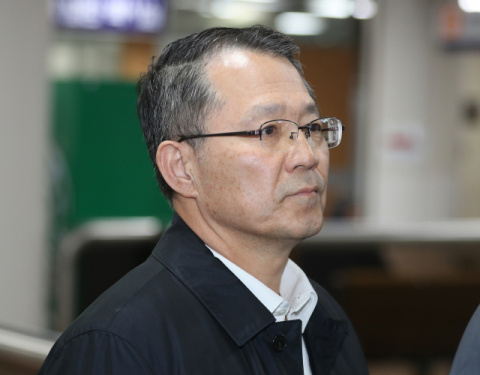 삼성전자서비스 노조와해 공작에 관여한 혐의를 받는 강경훈 삼성전자 부사장이 17일 오후 서울 서초구 서울중앙지법에서 열리는 1심 선고 공판에 출석하고 있다. 연합뉴스