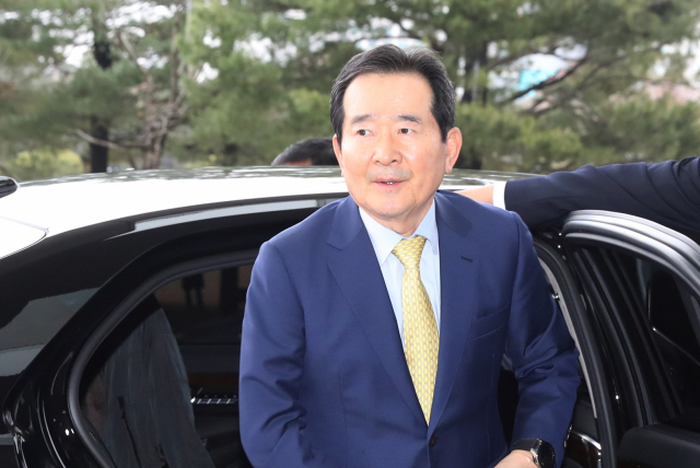정세균 국무총리 후보자가 17일 오후 소감을 밝히는 기자회견을 하기 위해 국회 의원회관에 도착, 차량에서 내리고 있다. 연합뉴스