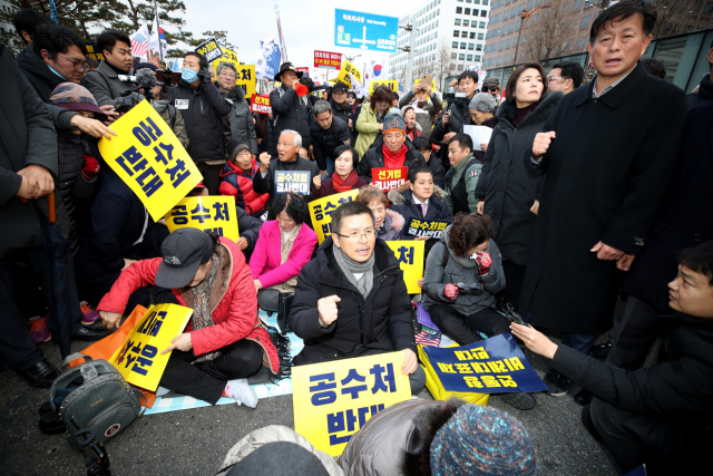 자유한국당 황교안 대표 등 집회 참석자들이 17일 오후 국회 정문 앞에서 열린 