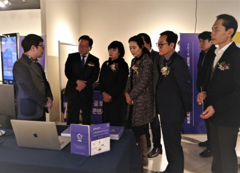 (재)한국가상현실진흥원은 지난 16일 대구MBC 1층 전시장에서 VR(가상현실)·AR(증강현실) 기술을 적용한 초중등 교육용 실감형 콘텐츠를 비롯한 다양한 첨단 제품을 선보인 