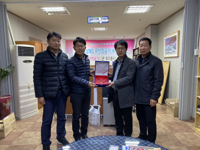 최병택 경상북도무인항공기비행교육원장(왼쪽 두 번째)이 드론 자격 취득 재능기부로 감사패를 받았다. 한국교통안전공단 제공