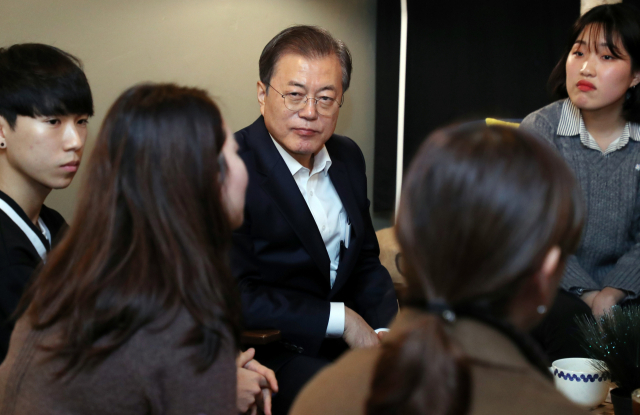 문재인 대통령이 17일 구로디지털단지에서 직장인들과 점심 식사 후 간담회를 하고 있다. 연합뉴스