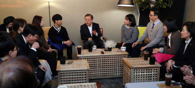 문재인 대통령이 17일 구로디지털단지에서 직장인들과 점심 식사 후 간담회를 하고 있다. 연합뉴스