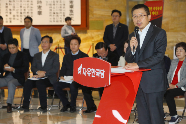 자유한국당 황교안 대표가 18일 국회 로텐더홀에서 열린 당 대표 주재 최고위원·중진의원 연석회의에서 발언하고 있다. 연합뉴스