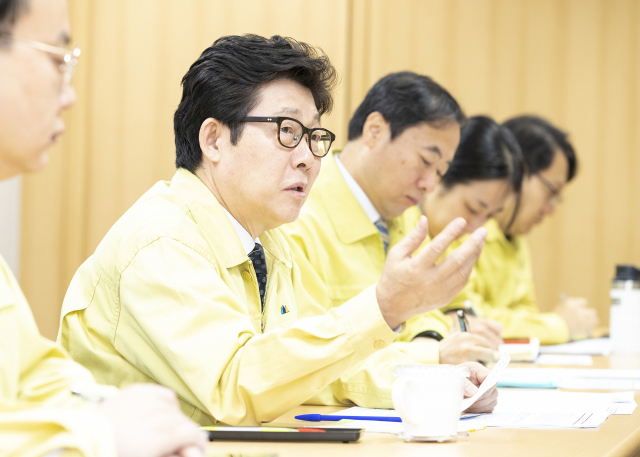 조명래 환경부 장관이 6일 오전 서울 환경부 종합상황실에서 지난 1일부터 시행된 