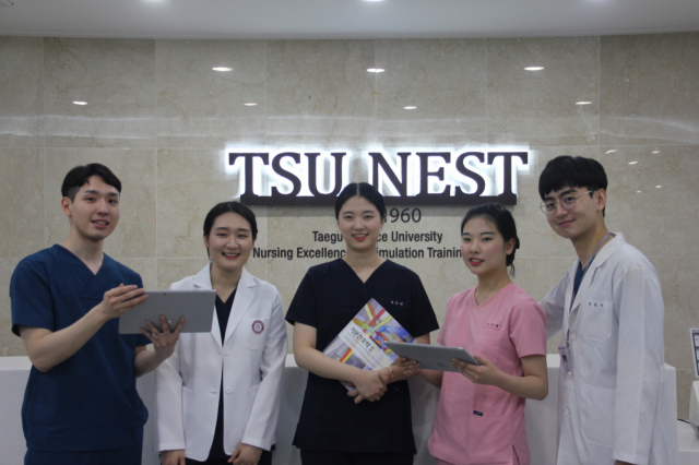대구과학대 NEST(간호시뮬레이션교육)센터 로비에서 간호학과 학생들이 활짝 웃어보이고 있다. 대구과학대 제공