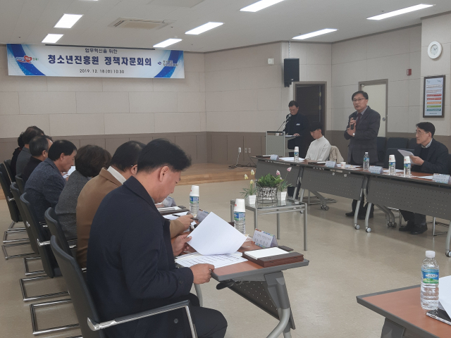 경상북도청소년진흥원 서원 원장이 18일 열린 정책자문회의에서 현장 청소년들의 지원에 대한 이야기를 발표하고 있다. 경북청소년진흥원 제공