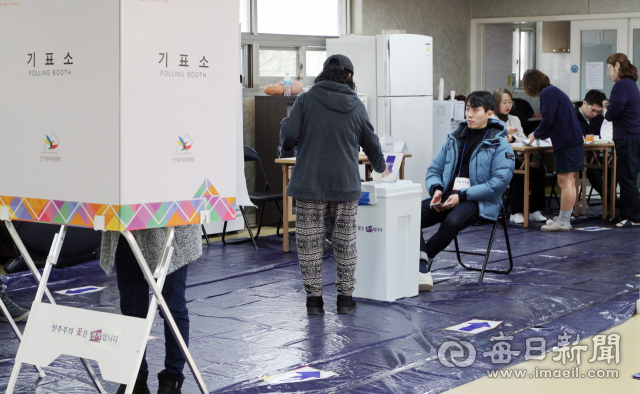 대구경북에서 첫 주민소환 투표가 실시된 18일 포항 남구 오천읍 부영사랑으로 2차아파트 경로당에 마련된 제10투표소에서 주민들이 오천읍 지역구 시의원 2명에 대한 주민소환 투표를 하고 있다. 성일권 기자 sungig@imaeil.com