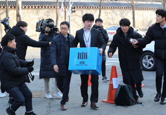 18일 오후 국무총리실 민정실 압수수색을 마친 검찰 관계자들이 정부서울청사 창성동 별관을 나서고 있다. 청와대와 경찰의 