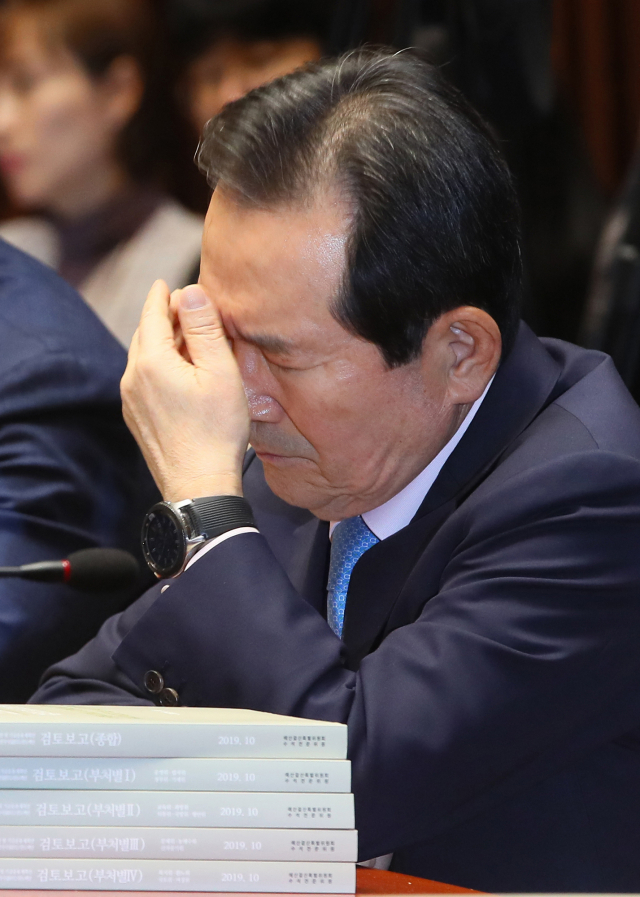 정세균 국무총리 후보자가 18일 국회에서 열린 더불어민주당 의원총회에서 잠시 생각에 잠겨있다. 연합뉴스