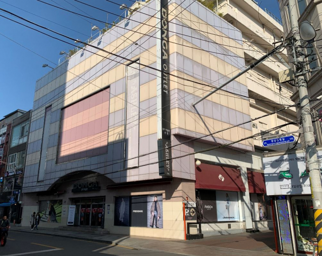 18일 오전 대구 중구 동문동에 있는 동아백화점 본점 앞으로 사람들이 지나가고 있다. 김윤기 기자.