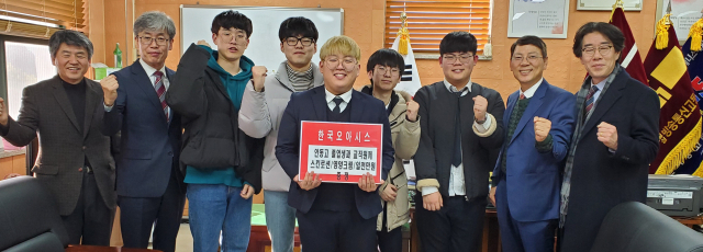 (주)한국오아시스 이강태 대표(매일 탑리더스 아카데미 3기 고문)는 18일 모교인 안동고 졸업생 142명과 교직원 73명 전원에게 한국오아시스 스킨로션 및 영양크림(1천만원 상당)을 증정했다.