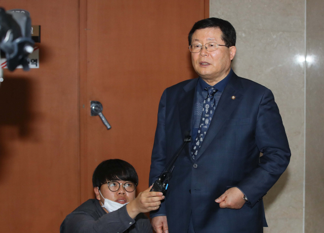 더불어민주당 설훈 검찰공정수사촉구특위원장이 18일 국회 정론관에서 이날 회의 결과에 관해 설명하고 있다. 연합뉴스