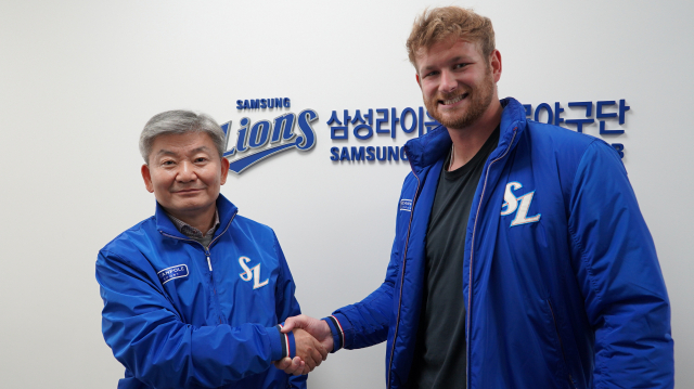 재계약에 합의한 벤 라이블리가 삼성 라이온즈 임대기 구단주와 악수하고 있다. 삼성 라이온즈 제공