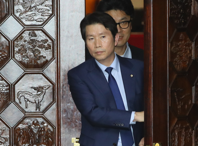 더불어민주당 이인영 원내대표가 18일 국회에서 열린 비공개 의원총회를 마친 후 회의장을 나서고 있다. 연합뉴스