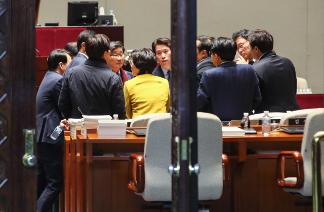 더불어민주당 이인영 원내대표와 의원들이 18일 국회에서 열린 비공개 의원총회이 끝난 뒤 회의장에 남아 논의하고 있다. 연합뉴스