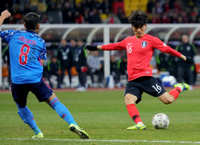 18일 부산아시아드주경기장에서 열린 2019 동아시안컵 결승전 한국과 일본의 경기에서 한국 황인범이 선취골을 넣고 있다. 연합뉴스