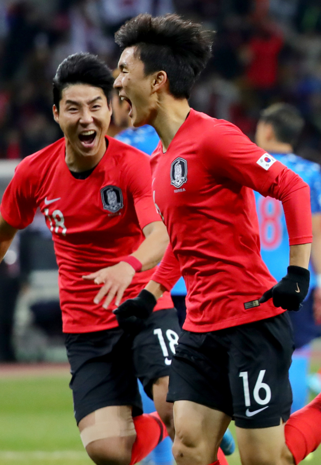 18일 부산아시아드주경기장에서 열린 2019 동아시안컵 결승전 한국과 일본의 경기에서 한국 황인범이 선취골을 넣은 뒤 환호하고 있다. 연합뉴스
